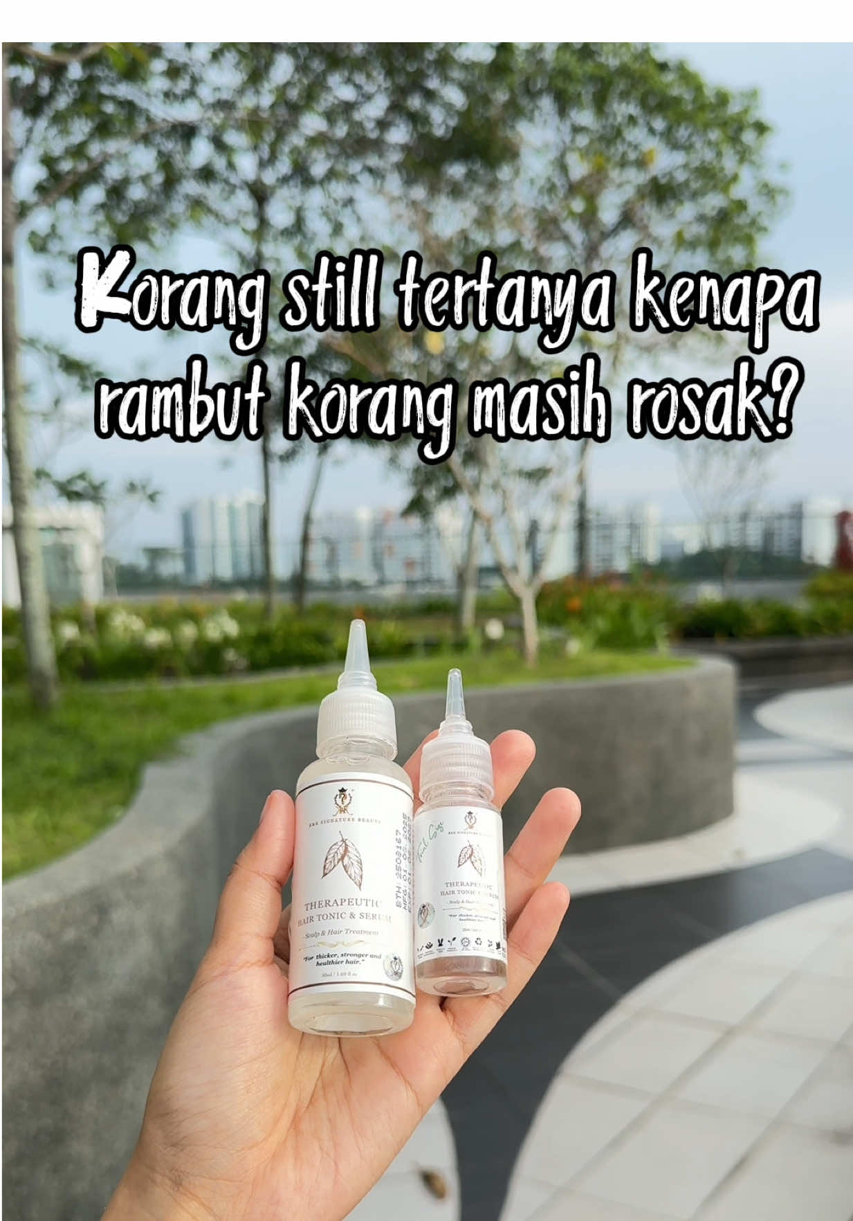 Rambut still rosak ? 🧐 Guna serum daun kari K&K! Shampoo sahaja tak cukup untuk rawat rambut rosak & kering. Amalkan hair oil & mask untuk repair rambut jadi healthy balik ✨😍 Nak banyak tips jom join live K&K hari-hari grab sempena 10.10 #KKSignatureBeauty #RambutGugur #ShampooDaunKari #RambutUban #kksignaturebeauty 