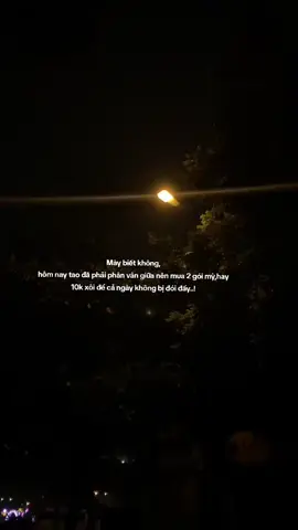 Lúc ăn chơi bạn bè đến đông đủ,lúc cơ hàn mỗi Mẹ già động viên...!