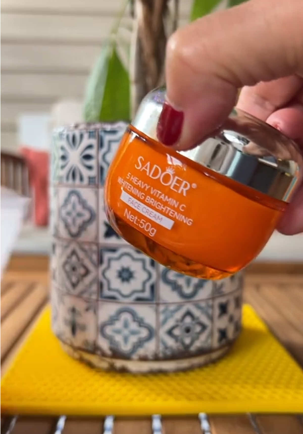 Estoy probando la crema SADOER 5× Vitamin C y tenía que contarles 😍 Es una hidratante ligera con vitamina C, niacinamida y ácido hialurónico, perfecta si tu piel se ve cansada o sin brillo. Me encanta porque deja la piel suave, luminosa y sin sensación grasosa ✨ No es coreana (es china 🇨🇳), pero sorprende por su textura y precio. Si la pruebas, cuéntame cómo te va 👇💛 #antiaging #skincare #skincaretips #skincareroutine 