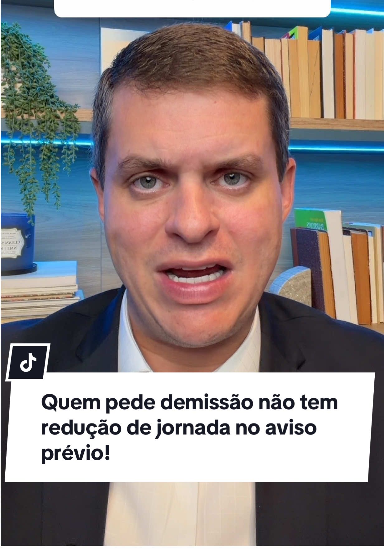 Quem pede demissão tem direito à redução da carga horária no aviso prévio? Na prática, não. A redução da jornada no cumprimento do aviso prévio é um direito exclusivo do trabalhador dispensado sem justa causa. Isso significa que, quando é o empregado quem pede para sair, ele deve cumprir o aviso normalmente, sem a redução de 2 horas diárias ou a possibilidade de faltar 7 dias corridos. Agora, se a empresa quiser liberar o trabalhador antes do fim do aviso, isso pode acontecer, mas será uma decisão do empregador — e não um direito garantido por lei. E você, já passou pela experiência de cumprir aviso prévio ao pedir demissão? #advogado #trabalho #trabalhador