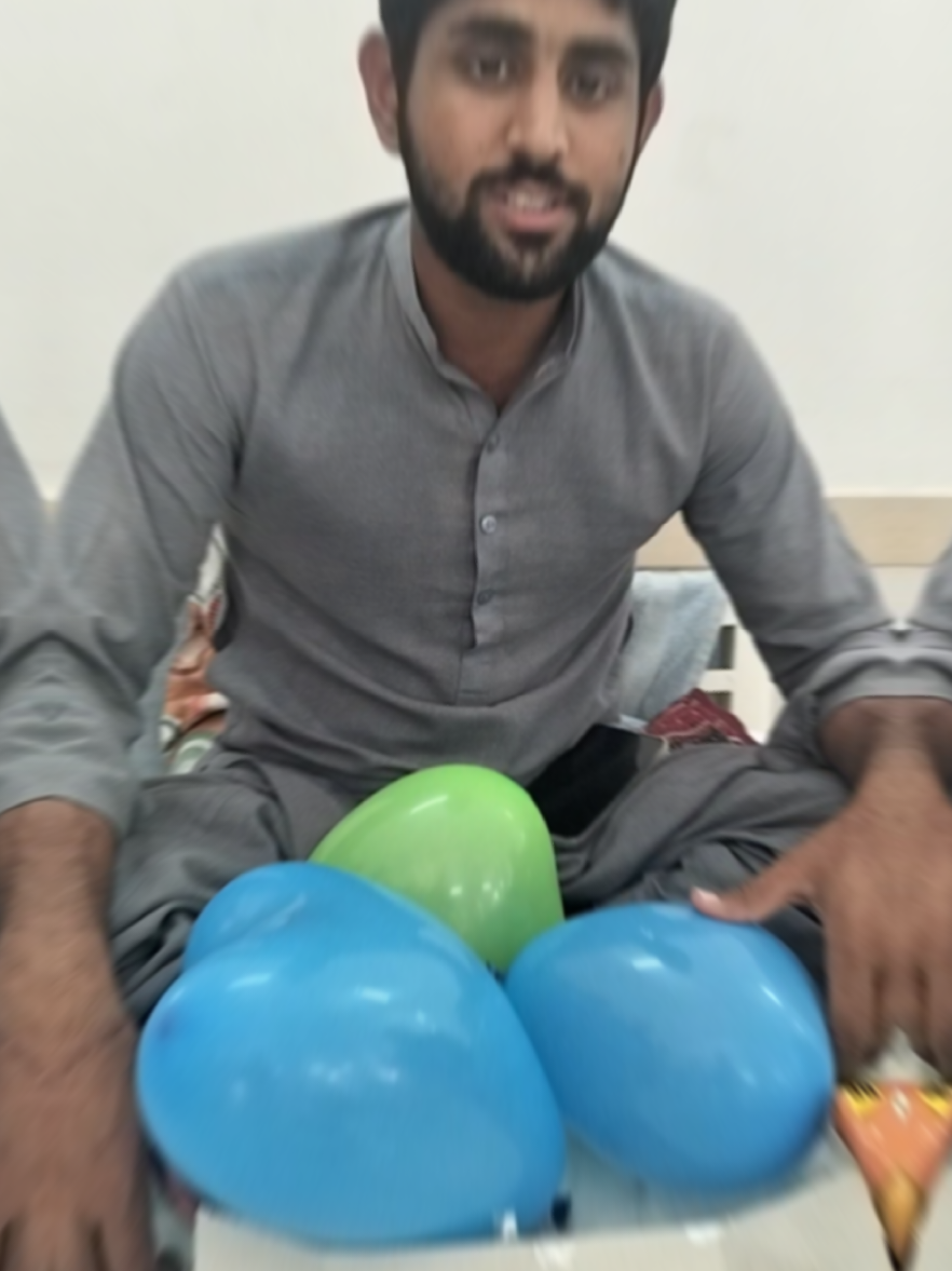 الحمدللہ رب العالمین — اللہ پاک کے بے پایاں کرم اور قوم کی دعاؤں سے حامد بن اسماعیل صحت یابی کی طرف گامزن ہے۔ وہ نوجوان جس نے موت کو قریب سے دیکھا، زندگی کے مشکل ترین امتحان سے گزرا، اور آج پھر سے زندگی کی طرف لوٹ آیا ہے — یہ کسی معجزے سے کم نہیں۔ ریبیز جیسی لاعلاج بیماری سے شفا پانے والے دنیا کے چند خوش نصیب افراد میں شامل ہونا، حامد کے حوصلے، ایمان اور صبر کی روشن مثال ہے۔ اس کی مسکراہٹ، عزم اور شکر کے جذبات ہمیں یہ یقین دلاتے ہیں کہ جب انسان اللہ پر بھروسہ رکھے تو ناممکن بھی ممکن ہو جاتا ہے۔ آج حامد نہ صرف اپنی زندگی کی بحالی پر شکر گزار ہے بلکہ پہلے سے بڑھ کر انسانیت کی خدمت کے عزم کے ساتھ کھڑا ہے۔ وہ چاہتا ہے کہ اپنی زندگی کو دوسروں کے لیے امید، شعور اور خدمت کی مثال بنائے — خاص طور پر ریبیز، ویکسینیشن اور عوامی صحت کے حوالے سے آگاہی کے لیے اپنی آواز بنائے۔ اللہ پاک حامد کو مزید صحت، استقامت اور خدمتِ خلق کا جذبہ عطا فرمائے۔ یہ زندگی اب شکر اور خدمت کے نئے سفر کی ابتدا ہے۔ 🌿🤲 #rabies #dogbiting #hamidbinismail #MentalHealth #psychology 