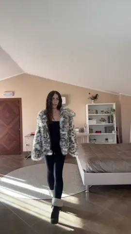 che pelliccia stupendaaa #fyp #furjacket #fakebody 