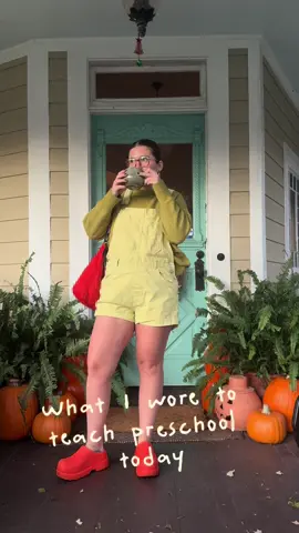 I’m soooo ready for this warm humid weather to be GONE. I’m ready to wear a sweater without sweating #teacherootd #teacheroutfit #OOTD #momsover30 #momstyle 