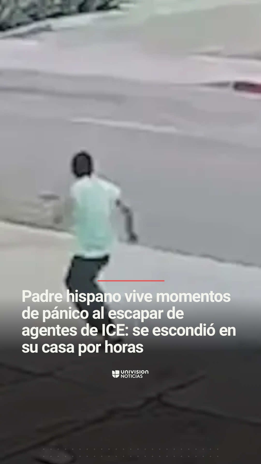 ➡️ Padre hispano vive momentos de pánico al escapar de agentes de ICE: se escondió en su casa por horas. El hombre estaba descargando mercancía de su vehículo afuera de su casa en Los Ángeles, California, cuando vio que dos agentes vestidos de civil se le acercaban. Cámaras de seguridad captaron cómo emprendió la huida mientras era perseguido por los oficiales. Informa @RomiDeFrias.  📺 Más del Noticiero Univision a las 6:30 p.m. / 5:30 C y Edición Nocturna a las 11:30 p.m. / 10:30 C. #ICE #Inmigración #LA #California #inmigrantes 