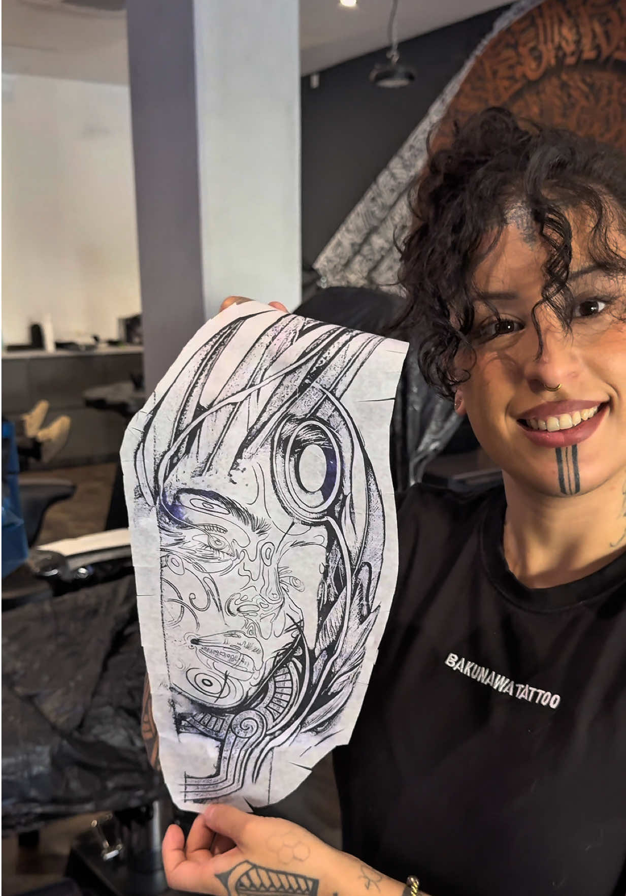 Je fais un nouveau tatouage sur 2 jours consécutifs avec une belle valkyrie en noir et blanc dans mon style!  Ça m’a quand même demandé 18h de travail! Allez, c’est parti 🥰❤️ #tatouage #Vlog #tattooartist #valkyrie #wow 