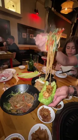 enrolando lechuga con vegetales en @Ujeong Korean BBQ 