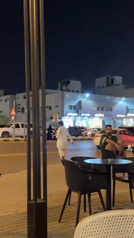 الحرمه لها نص ساعه محد وقف عشان تقطع الخط وجاء هذا الشاب وقف الخط عشانها اللله يشعب طويق🩶. #السعودية #الرياض #لبن 