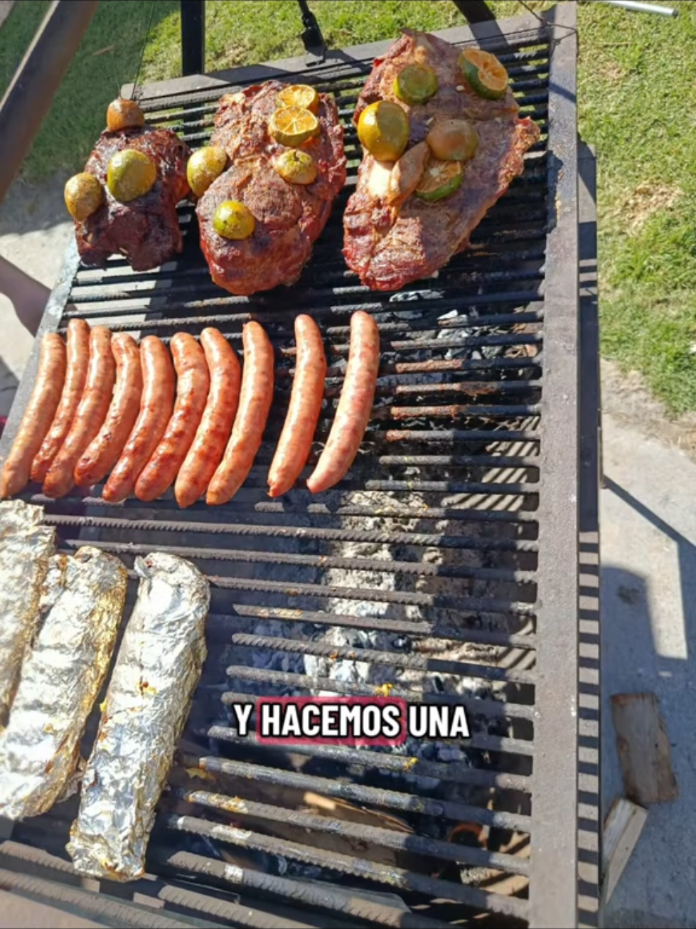 Un asadito al estilo de un colombiano que vivió muchos años en argentina 🇨🇴🇦🇷#divertido #asado #tiktokviral #familia #pongolosfosforos 
