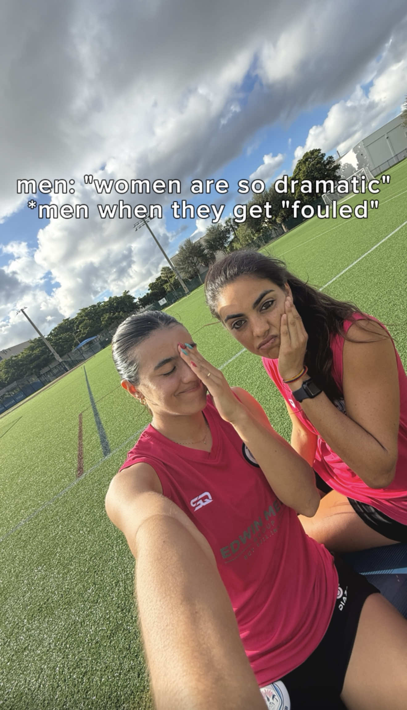 Hombres: “Las mujeres son muy dramáticas!” *Los hombres cuando les hacen falta* 🤣 #comedy #futbol #Soccer #comedia #funny@Karina B 