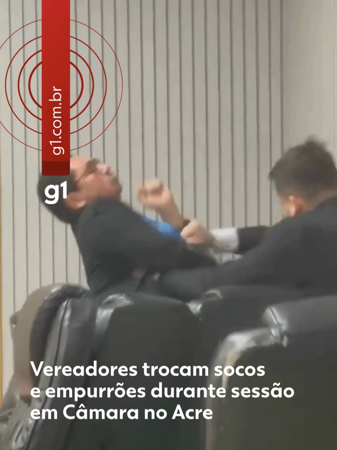#Acre - Uma sessão ordinária da Câmara Municipal de Sena Madureira, no interior do Acre, precisou ser interrompida após uma troca de agressões entre vereadores na noite da última terça-feira (7). Os parlamentares Denis Araújo (PP) e Maycon Moreira (PSD) trocaram socos e empurrões e precisaram ser separados por apoiadores. (Veja o vídeo acima) O g1 entrou em contato com o prefeito da cidade Gerlen Diniz (PP), além dos dois envolvidos no caso, mas não obteve retorno até a última atualização desta reportagem. Já o presidente da Câmara, Charmes Diniz (PP), informou que a casa legislativa está tratando do caso com o setor jurídico e que 