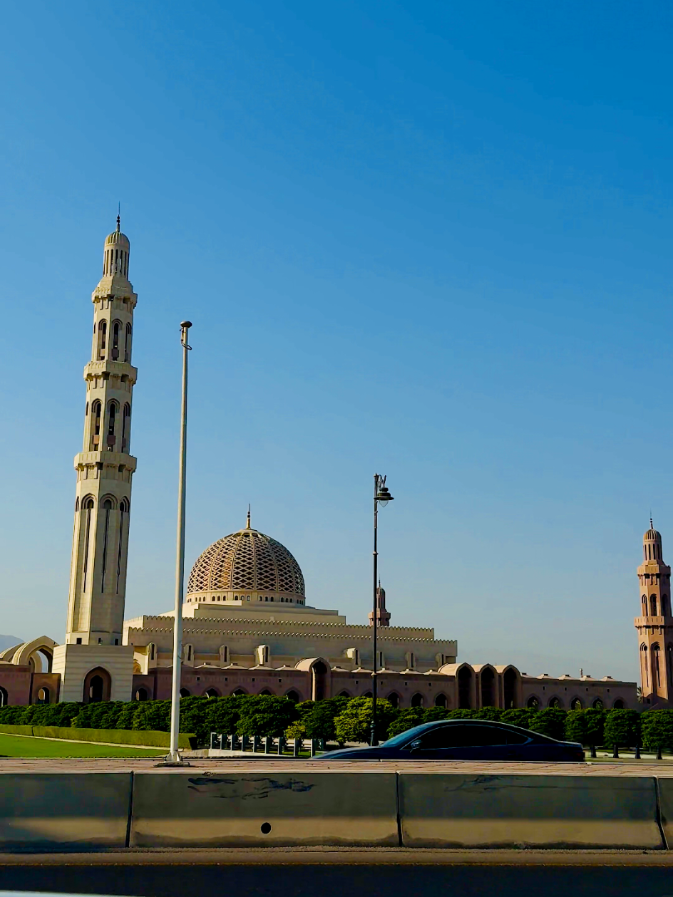 Grand Mosque of Oman (Sultan Qaboos Mosque) 📍🇴🇲♥️ #muscat_oman🇴🇲 #muscatwaly #oman #viralvideo #muscat 