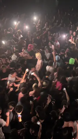1hollis aura farming in the pit at 2hollis mtl show  #2hollis #montreal #mtl #startour #2hollistour 