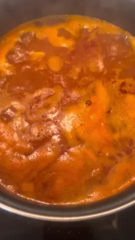 🥣 Soupe espagnole maison – pleine de soleil et de saveurs 🇪🇸 Dans une cocotte, j’ai fait chauffer un bon filet d’huile d’olive, puis j’y ai fait revenir des morceaux de chorizo de dinde et du filet de poulet émincé. Quand la viande a bien doré, j’ai ajouté une cuillère à café de curcuma, une cuillère à café de cumin, un peu de sel et de poivre. J’ai bien mélangé pour que les épices se diffusent et que tout prenne une belle couleur. 🌶️✨ J’ai ensuite versé un verre de coulis de tomate, puis trois grands verres d’eau. Après un bon mélange, j’ai laissé mijoter doucement pendant 20 minutes. Ensuite, j’ai ajouté des pois chiches déjà cuits 🧡 et un verre de petites pâtes à soupe. Encore 10 minutes de cuisson, juste le temps que les pâtes soient tendres et que la soupe épaississe légèrement… et c’est prêt ! Et comme d’habitude régalez vous bien 🤩  #letempsdesrecettes #SoupeEspagnoleR#SSoupeEspagnoleRuisineFacileR#RecetteDuJour    