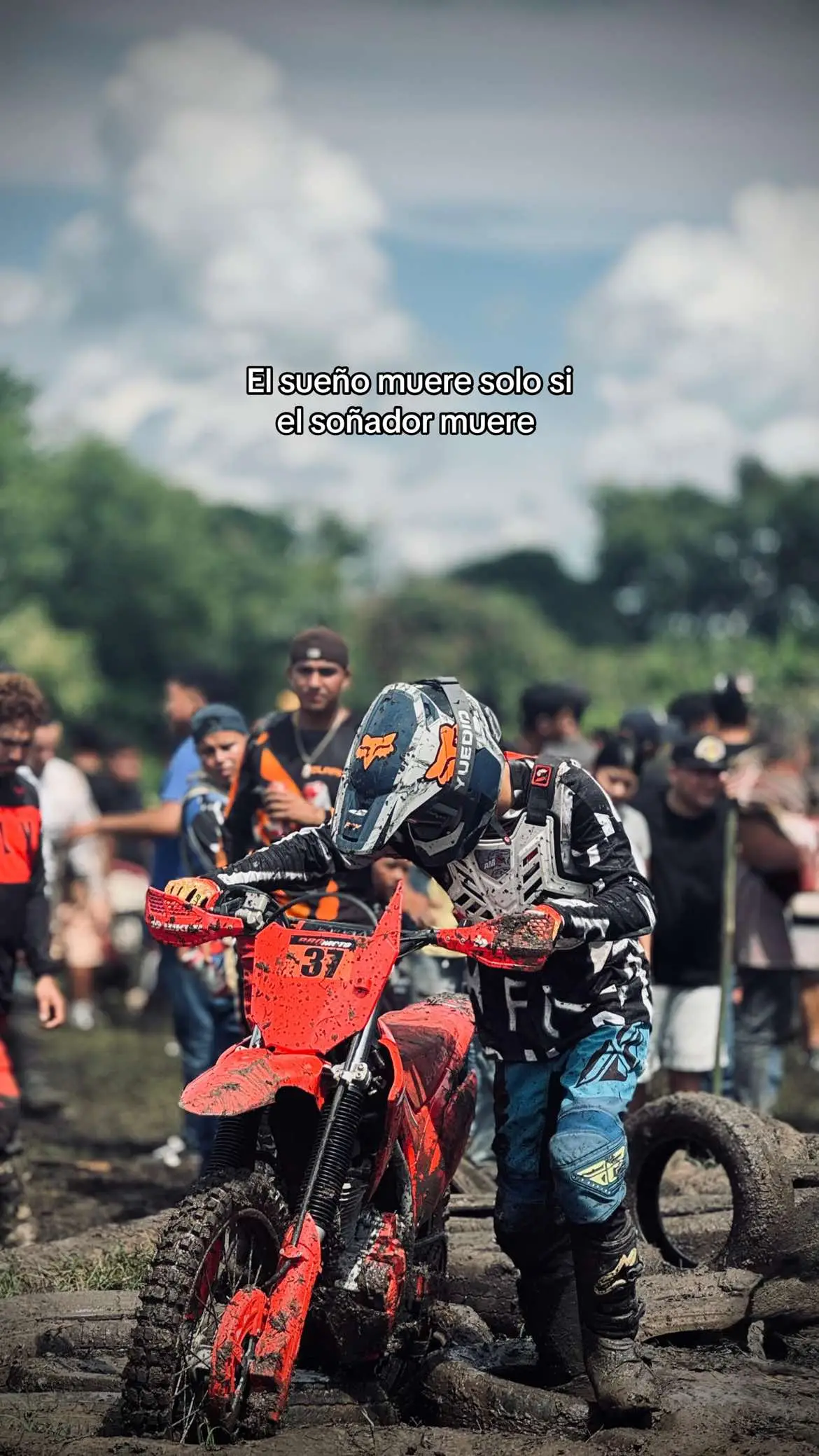 Mientras tanto a luchar por cumplir los sueños #crf #fyp #sueños #moto #soñador 