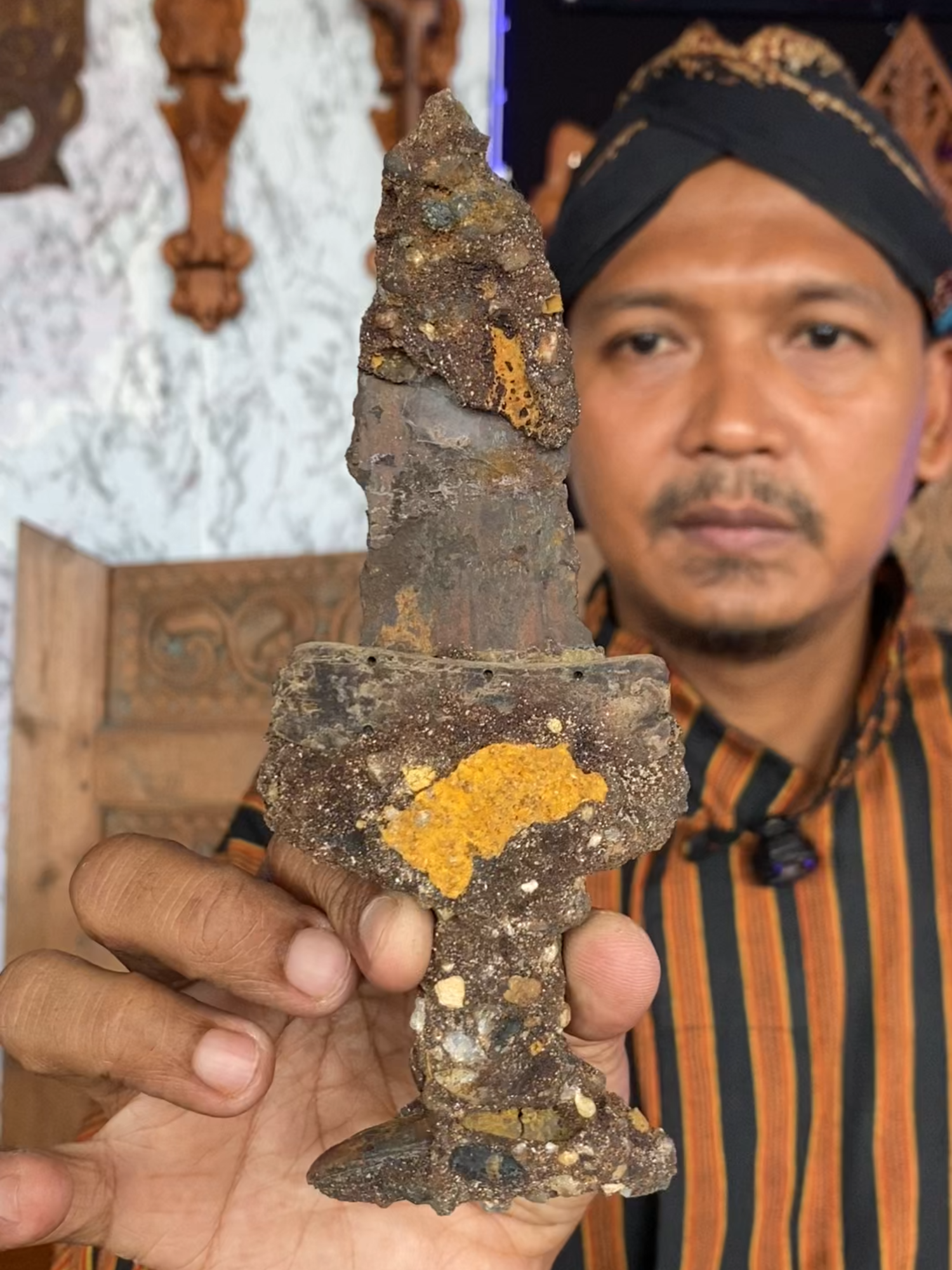 Kadga yang masih otentik temuan dari sungai Batanghari, masih ada sisa-sisa material sungai... Koleksi Warung Antik... #warungantik #keris #kerispusaka #pusakaindonesia #budaya #budayajawa #kerispusakaindonesia #kerisnusantara #kerismataram #kerisantik #keristuban #kerisraksasa #budayaindonesia #ethnic #pusaka #pusakanusantara #history #etnik #kuno #antik #majapahit #sriwijaya #medang #kerajaanmedang #medangkamulan #bethok #kadga