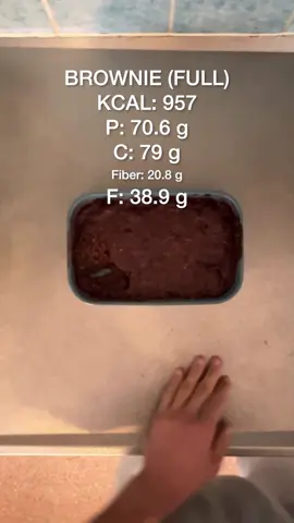 Zin in brownies, maar dan gezond? Rijk aan eiwit en vezels (belangrijk voor de darmen).  Hoe maak je ze? Heel simpel: droge ingrediënten bij elkaar gooien en mengen, daarna de natte ingrediënten en tot slot nog wat chocolade stukjes erdoor mengen. In de oven op 180 graden voor 20 minuten en klaar! Droge ingrediënten: - Havermout, 50 gram - Chiazaad, 10 gram - Cacaopoeder, 20 gram - Bakpoeder, 5 gram - Chocolade eiwitpoeder, 1 scoop (30 gram), ik gebruik @upfront  - Suikervervanger, ik gebruik sucralose, 1 eetlepel Natte ingrediënten: - 1 ei - Yoghurt of kwark, 250 gram - Agave siroop, 15 ml Topping: - Chocolade stukjes, 40 gram, ik gebruik 70% pure chocolade #food #healty #highprotein #voeding #upfront  