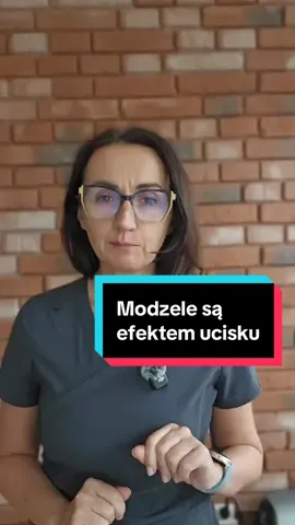 👠Czym są modzele i skąd się biorą? Masz ten problem i nie wiesz jakie kroki teraz podjąć?  Modzele to zgrubienia skóry powstające w miejscach nadmiernego ucisku lub tarcia. Powstają najczęściej na stopach. 👣 To naturalna reakcja obronna organizmu, ale z czasem mogą powodować ból i dyskomfort przy chodzeniu. 🚶‍♀️ Dlaczego nie warto ich lekceważyć? Podolog bezpiecznie usunie zrogowaciały naskórek i pomoże znaleźć przyczynę problemu. 💆‍♀️✨ Jeśli Ciebie dotyka ten problem, napisz w wiadomości, a ja postaram się Tobie pomóc ☺️📲 #modzele #podolog #zdrowestopy #pielęgnacjastóp #gabinetpodologiczny 