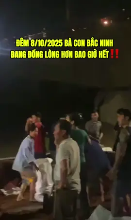 BÀ CON BẮC NINH ĐANG ĐỒNG LÒNG HƠN BAO GIỜ HẾT‼️ Ngay lúc này, tối ngày 8-10, gần 2.000 người gồm các lực lượng quân đội, công an, dân quân tự vệ, nam nữ, già trẻ, gái trai. Mọi người không phân biệt tuổi tác, giới tính cùng nhau đồng lòng tập trung đắp cát ngăn tràn đê tại đê Đẩu Hàn, phường Kinh Bắc, Bắc Ninh. #TikTokAwardsVN #kientiger #viral #mưagióbãobùng #bacninh 