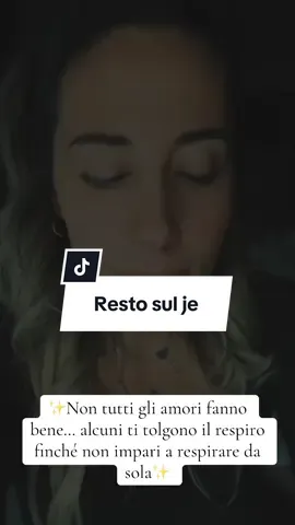 RESTO SUL JE…🪶 Ci sono amori che non salvano, ma consumano. Amori che invece di farti volare ti chiudono le ali, che lentamente ti spogliano della tua libertà, della tua voce, di te. Ci provi, ogni giorno, a ricucire quella crepa… ma la scossa arriva sempre più forte, e capisci che non si può guarire ciò che non vuole cambiare. Forse l’unico amore capace di salvarti… è quello che impari a dare a te stessa. #poesia #poesiaamore #amoremalato #amarsi #rinascere 