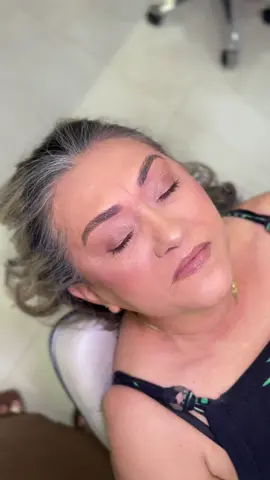 Atendimento vida real! Mãe da noiva saiu super elegante para casar sua filha. Gostaram ou amaram? #maquiandocliente #maquiadoraprofissional #areadabeleza #maquiagem #dicasdemaquiagem 