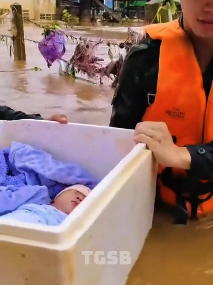 Em bé vài tháng t.uổi được các chú tình nguyện viên đưa đi tránh lũ #lulut #lumienbac #luthainguyen #thainguyen #muabao 