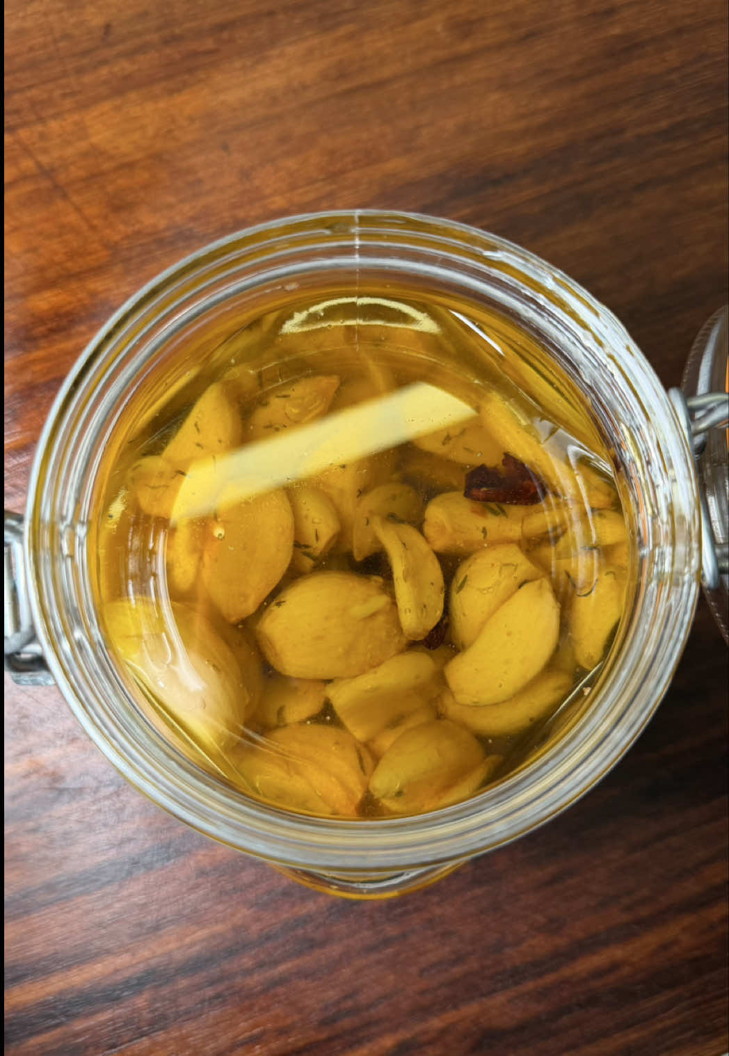 AJOS CONFITADOS 🧄 🫒 o Ajos Asados 🙌🏽 Me encantan los ajos 🧄 en todas sus versiones pero así me podría comer un kilo perfectamente, aunque no es cosa 🤣 Y es que los ajos confitados tienen un sabor súper suave y además son muy versátiles. Se pueden usar en infinidad de recetas porque le van genial a todo 🥰 Aunque mi manera favorita de comerlos en untándolos en una tostada 🥖 con un poco de sal y un poco de su propio aceite. También son ideales para hacer mayonesa de ajo asado o una buenísima mantequilla de ajo con hierbas pronvezales. Y si, ¡en todo lo que se te ocurra! 💭INGREDIENTES: 🧄 10 cabezas de ajos 🫒 Aceite de oliva virgen extra 🌶️ Guindillas al gusto 🔥 Pimienta en grano al gusto 🍃 Tomillo #ajosasados #ajosconfitados #recetasfaciles #parati #foryou 