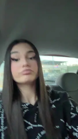 so che vuole me solo perché somiglio alla sua ex😅😅😅