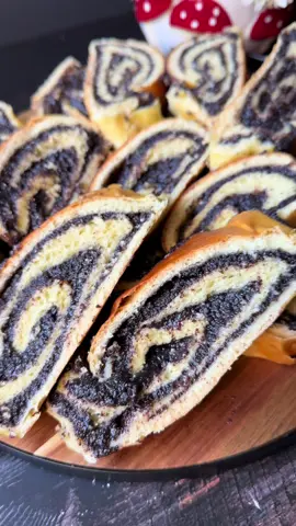 SOČNA ŠTRUDLA SA MAKOM Sinsay i ja vam donosimo recept za mekanu, mirisnu i sočnu šteudlu sa makom. Ispod recepta ću vam ostaviti šifre za proizvode 🤗 Potrebno vam je za testo: 700gr brašna 300ml toplog mleka 1 ceo svež kvasac 2 jaja 50gr šećera 50ml jogurta 125gr omekšalog maslaca Stavite sve u posudu i zamesite testo. Ostavite ga da naraste duplo pa prebaciti na radnu površinu. Premesiti i podeliti na sva dela. Svaki razvuci što tanje i preko naneti preko mak. Ostaviti da narastu 20ak min pa svaki premazati žumancetom rezmućenim sa kašičicom mleka.  Peći na 180 stepeni oko 50min. Za sloj sa makom: 800gr maka 270gr šećera 330ml mleka 2 vanilina šećera Mak i šećere sjedinite pa prelijte sa vrelim mlekom. Dobro promešajte, podelite na dva dela i to nanosite preko testa. Suknja 190FJ-MLC Džemper 7486J-02M Krpe 721GH-O1X Veliki svećnjak 469FQ-28X Saksija bundeva 904FV-22X Posuda sa poklopcem bundeva 818GO-22X Saksija sa pečurkama 918FV-33X