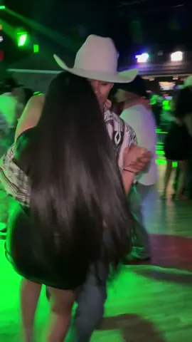 KARI X MANNY 💭#baile #makemefamouse #baileschingones #viral #fypシ @ESCAPADE CLUBS @kariꨄ︎ 