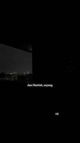 Ketika hujan datang bertamu hanya ada 2 pilihan. Bergelimang rindu atau mengenang sendu.  Firasat-Marcell #firasat #marcell 