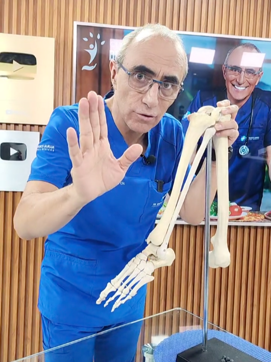 🎥 ¿Se perdió nuestro LIVE sobre la osteoporosis? 🦴 No se preocupe 👏 Hoy podrá ver el REPRISE y descubrir los 2 alimentos más poderosos que la leche y el queso para fortalecer sus huesos y recuperar lo que los años le han quitado. 💪✨ 📲 Disponible ahora en nuestras redes: TikTok, Facebook y YouTube. #huesos #osteoporosis #osteoarthritis #huesosfuertes #alimentos