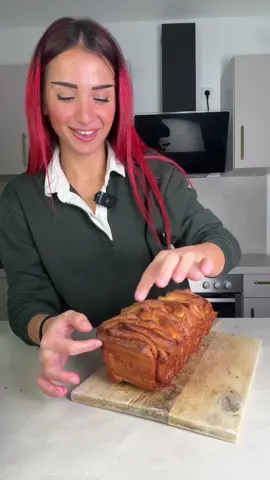 Fluffiges Zimt-Zupfbrot 😋❤️ Zutaten für den Teig: 500gr Mehl, 1Pck Trockenhefe(dazu 1TL Zucker), 60gr Zucker, eine Prise Salz, 250ml lauwarme Milch, 80 geschmolzene Butter und 1 Ei. Zutaten für die Füllung: 80gr geschmolzene Butter, 100gr brauner Zucker, 1-2TL Zimt und etwas Vanille. Bei 180 Grad Ober Unterhitze für 30-35 Minuten backen. #Foodtiktok #Recipe #cinnamon #baking #rezept 