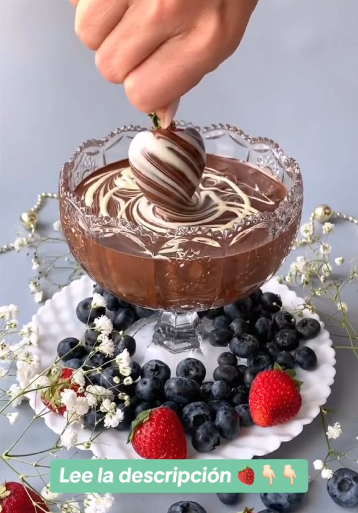 ¿Quieres hacer un postres que se venda siempre? Haz fresas con chocolate en tendencia 🍓🍫✅ ✅ Si quieres aprender desde casa a elaborar fresas con chocolate, cake pops y productos con chocolate, escríbenos 🍓🍫 Dale clic a los enlaces del perfil para darte la información del curso 🍓⭐️🍫 🍫  👇🏻EMPIEZA HOY MISMO 👇🏻 #fresasconchocolate #postres  #postresparavender #candybox #Recuerdos 