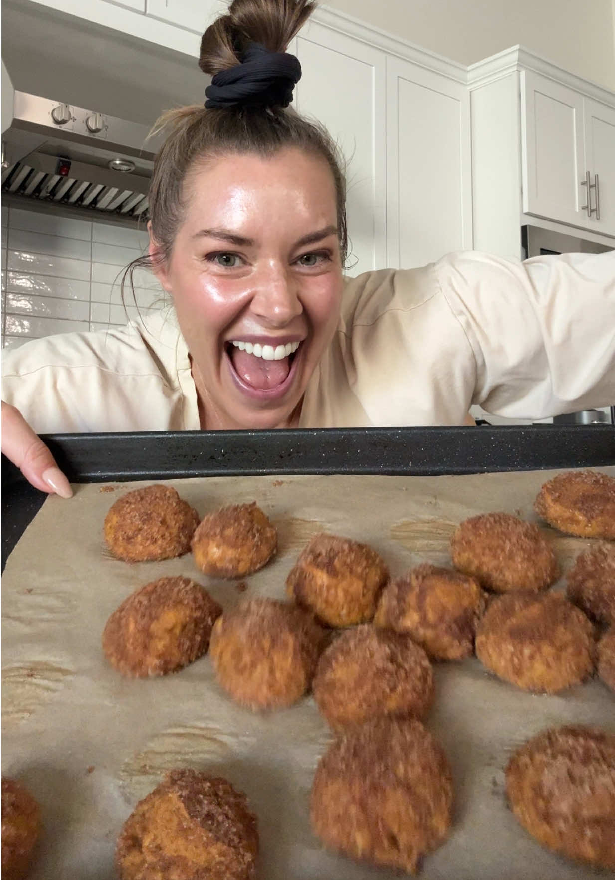 PUMPKIN PIE DONUTS but make them LOW CAL / HIGH PROTEIN @ 31 calories & 3g protein each 👏🏼 a masterpiece servings: 22 31 calories (4.3c/0.4f/2.9p) INGREDIENTS: (donuts) 1 cup (244g) pumpkin puree 2/3 cup (84g) all purpose flour 2 scoops (62g) pumpkin spice protein (i used level 1, from 1st phorm) or vanilla and double spices below 1/4 cup sugar substitute 1 tsp pumpkin pie spice 2 tsp cinnamon 1/2 tsp baking powder (coating) light butter brown sugar substitute + cinnamon mixture INSTRUCTIONS: 1. combine ingredients in a bowl 2. using a small scooper, divide dough into balls on a parchment lined baking sheet 3. bake at 400 for 6-8 minutes 4. let cool slightly before dipping in melted light butter & cinnamon + brown sugar substitute mixture 5. ENJOY! #highprotein #Recipe #pumpkinseason #healthyrecipe #healthydessert 