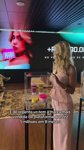 Dona da Adeus  Marca mais viralizada do TikTok. recebemos a placa que simboliza o resultado de anos de trabalho, constância e visão. A marca Adeus nasceu pequena, mas com propósito e com o tempo se transformou em um movimento. Eu e o Wellington construímos tudo do zero, acreditando que com estratégia, produto e verdade é possível ir muito além. Essa placa não é só um número, é a prova de que quando se tem propósito e execução, o impossível vira meta. #cremerosa #vendasonline #viraltiktok #adeus 