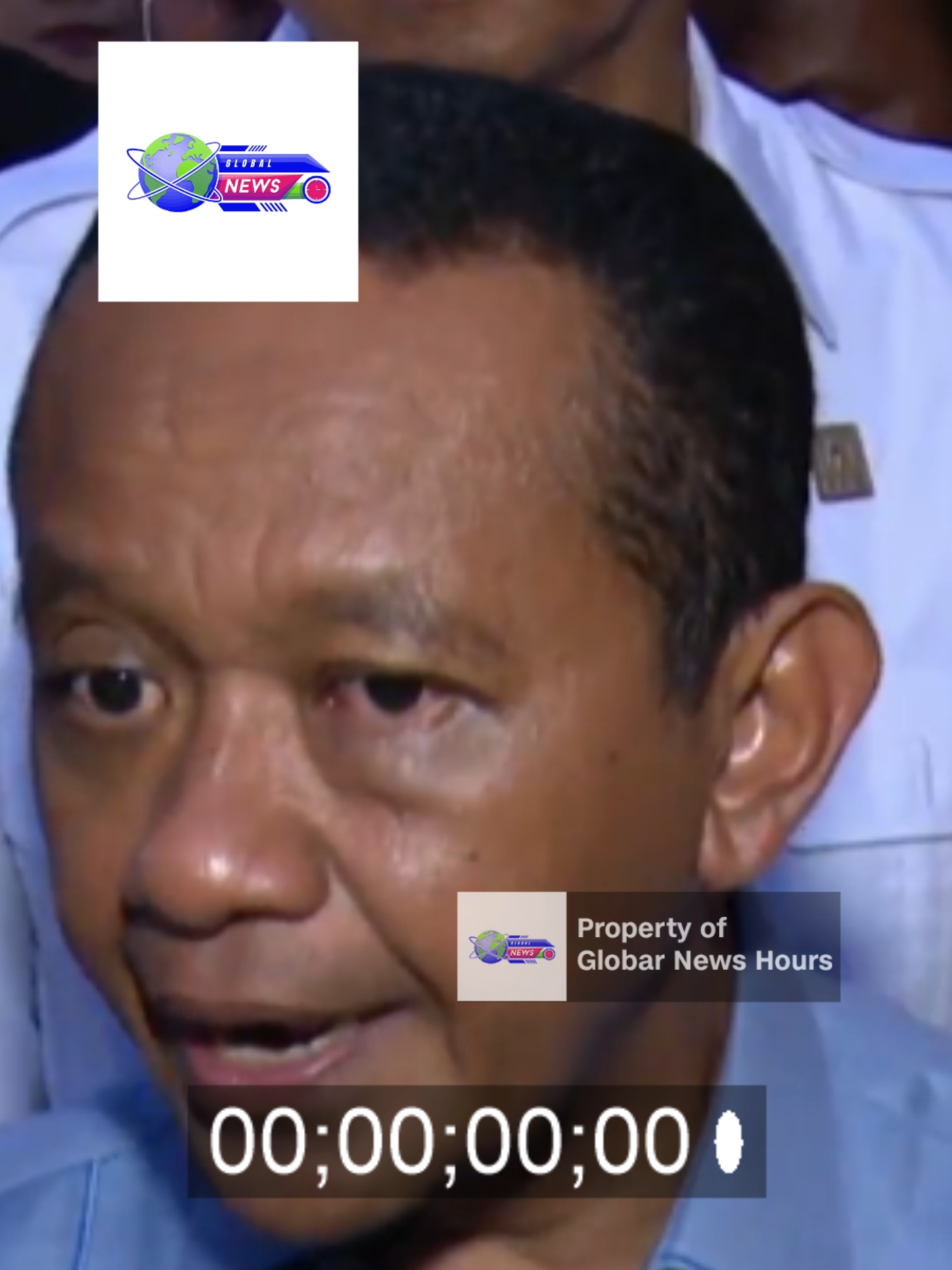 Pemerintah Kantongi 12% Saham Freeport Indonesia, Bahlil Beberkan Hasil Negosiasi #shorts #news #FreeportIndonesia #BahlilLahadalia  Menteri Energi dan Sumber Daya Mineral, Bahlil Lahadalia, mengumumkan bahwa negosiasi dengan Freeport McMoran akhirnya tuntas. Pemerintah Indonesia kini resmi memiliki tambahan 12 persen saham di PT Freeport Indonesia, melalui Holding BUMN Industri Pertambangan, MIND ID. Kesepakatan ini menjadi langkah penting dalam memperkuat kendali negara atas sumber daya alam serta memastikan keuntungan tambang emas dan tembaga terbesar di Indonesia kembali kepada rakyat. #FreeportIndonesia #BahlilLahadalia #MINDID #SahamFreeport #ESDM #BeritaTerkini #EkonomiNasional #Pertambangan #BreakingNews