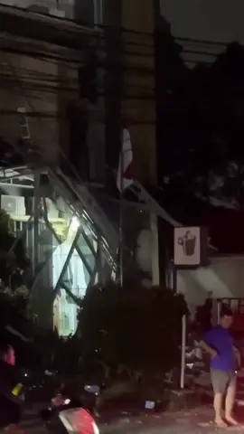 Ledakan terjadi di kawasan Pondok Aren, Tangerang Selatan. Ledakan itu terjadi di sebuah gedung farmasi. “Iya,” kata Kanit Reskrim Polsek Pondok Aren AKP Junaedi saat dihubungi, Rabu (8/10/2025). Junaedi belum membeberkan detail kronologi ledakan tersebut. Polisi saat ini masih berada di lokasi. “Saya lagi mendalami dulu, lagi di TKP,” katanya. Dia menambahkan, belum ada laporan korban jiwa dari insiden tersebut. “Belum, belum, nggak ada korban,” katanya. _ Sumber: Detik.com/Video @defxck  #tangselinfo #ledakan #pondokaren #tangsel 
