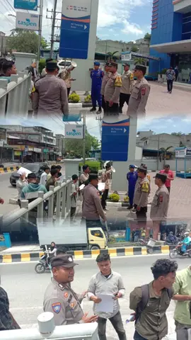 Bhabinkamtibmas Kel. Kapias Pulau Buaya, Bripka Walmansyah Putra Sitorus, melakukan pengamanan aksi unjuk rasa oleh DPP SORMI di Kantor BRI Tanjung Balai. Himbauan disampaikan agar aspirasi disampaikan dengan tertib dan sopan tanpa anarkis demi keamanan bersama. Situasi berjalan kondusif. #PengamananDemo #TanjungBalai #Bhabinkamtibmas