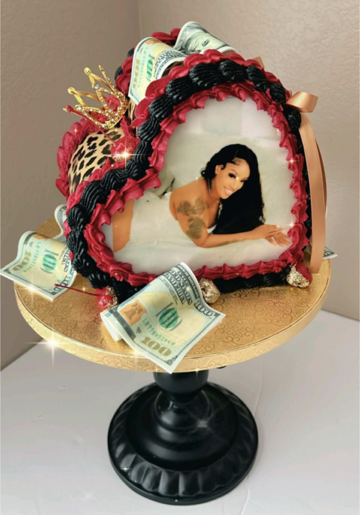 ❤️🔥 Sideways leopard red and black heart-shaped cake with photos of my client, decorated with money and gold details for my client's photoshoot. 🔥❤️ #sexyred #pretty #gorgeousgirl #heartshapedcake #money #pastel #bizcochito #custommade #ptp #cakesbyyesseniadegonzalez #follow #share #cakedecorating #cakeboss #cali #clovis #icandoallthingsthroughchrist #custom #fondant #allbuttercream #estercombs #idontowncopyrightstothemusic #notyourcheapcakelady