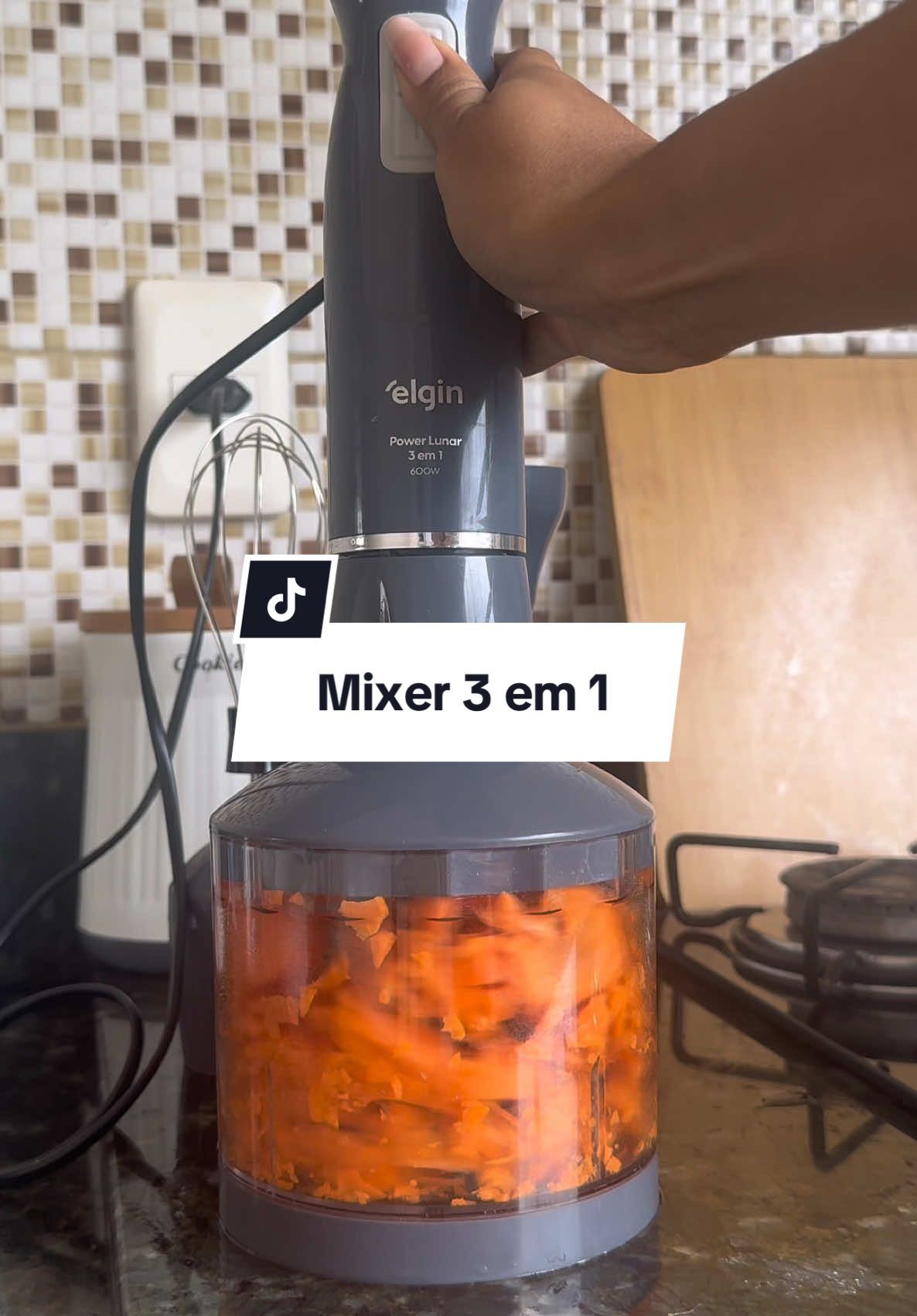 EU AMEIIIII. Desfia, tritura, pica e processa em segundos sem sujeira e sem esforço. 