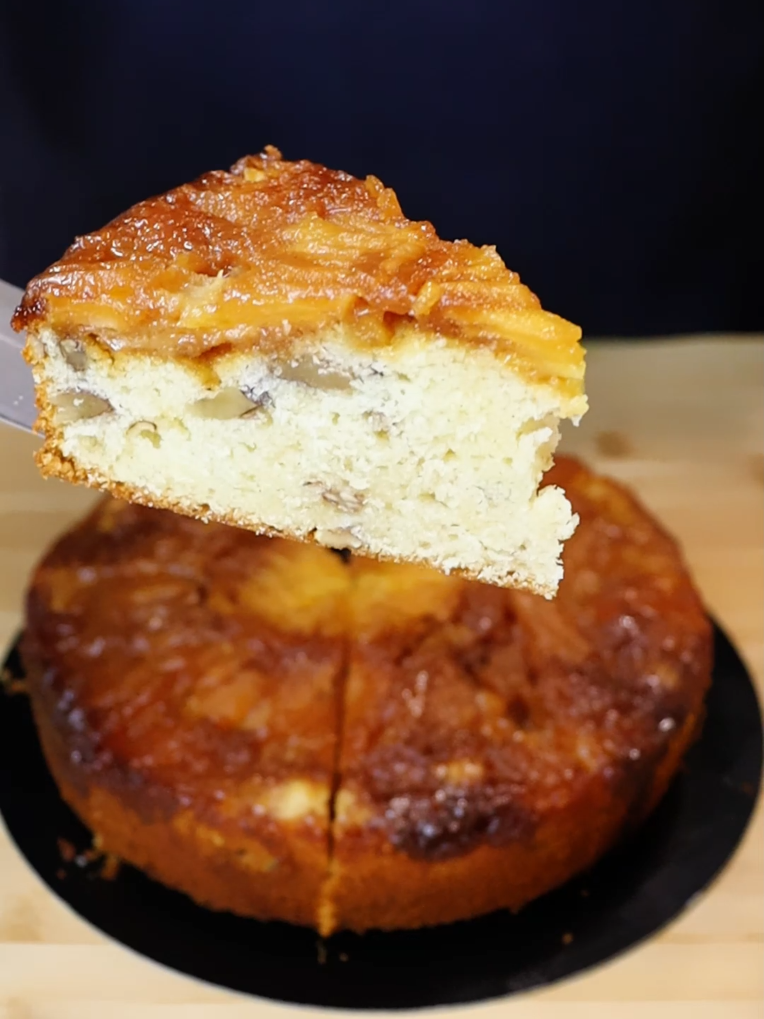 Quelques pommes suffisent pour réaliser un gâteau hyper moelleux aux noix ! Facile à préparer avec des ingrédients simples, mais un goût incroyable. #gateau #pomme #recettesimple #recettefacile #recettetiktok