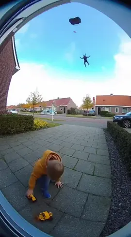 Mama, er viel iemand uit de lucht!! 😱🪂 #parachute #nederland #skydiver #grappig #nederlands minder