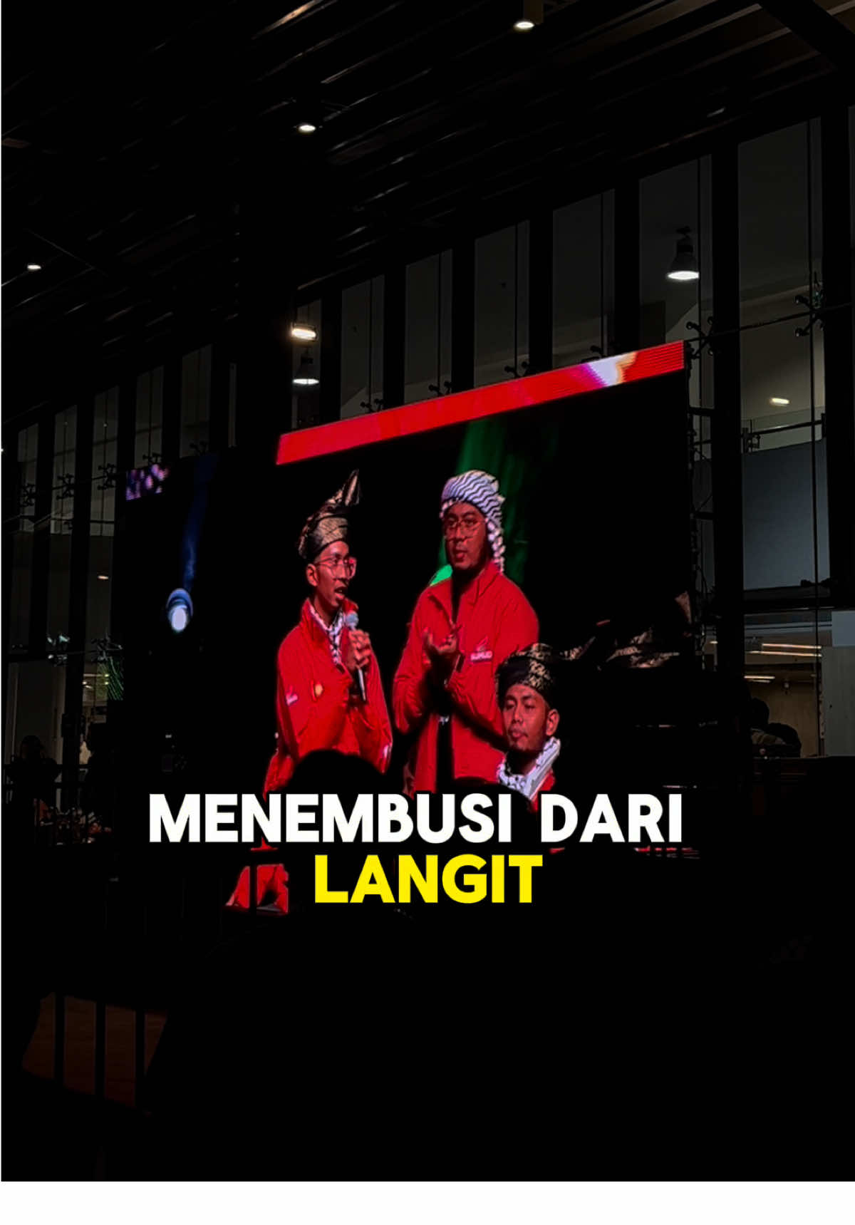Mutiara kata dari seorang sahabat @Haroqs — mendengar segala apa yang diungkapkan oleh beliau, sejenak saya terdiam dan berfikir — kita bangun dari tidur terus fikirkan mahu makan apa, pakai pakaian apa, nak beli apa dsb. Bahkan, terkadang kita tak perlu fikirkan semua tu kerana semuanya sudah ada di depan mata. Tapi, tak sama dengan nasib saudara/ri kita di Gaza, Palestine — mereka bangun dari tidur bahkan ketika tidak tidur pun, pastinya yang utama difikirkan adalah “Kami mahu merdeka! Bebaskan kami! Bantu kami!” Sejenak langsung aku terdiam lagi, dalam hati berbisik — “untung hidup kau zal.” Ya Tuhan, terima kasih untuk segala macam nikmat dan berkat. Dan maafkan aku Tuhan untuk segala kekufuran dan laknat. #sumudnusantara #sumudflotilla #savepalestine #savegaza #fyp 