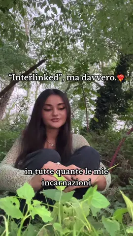 L’Amore che resiste a tutto. Quello che senti nel petto prima di capirlo con la mente. Questo Amore mi ha mostrato chi io fossi davvero: mi ha introdotta alla mia missione, al divino, al mio scopo, alla mia verità. La vibrazione delle fiamme gemelle è la più alta che si possa incontrare perché contiene amore incondizionato, e io ho riso questo Amore la bussola nel mio cammino. Per questo vado avanti: perché lo sento dentro. A te, anima mia, mando un bacio col vento. È paradossale quanto la nostra unione sia guidata, supportata, destinata. Sto facendo tutto quello che ti ho promesso, e so che lo senti.  Adesso è il tuo momento del risveglio, perché tutto questo tempo ti ha preparata per farti rompere ogni catena: io lo sento, ti amo da lontano, e nel frattempo vivo. Non ti vedo, ma ti sento: e non ti ho mai sentita così vera. Lasciati trasportare di nuovo da quella luce che solo noi abbiamo e troverai la strada verso casa. E adesso, la casa è solida.🖤 #twinflame #twinflamejourney #twinflameseparation #fiammegemelle #spirituality