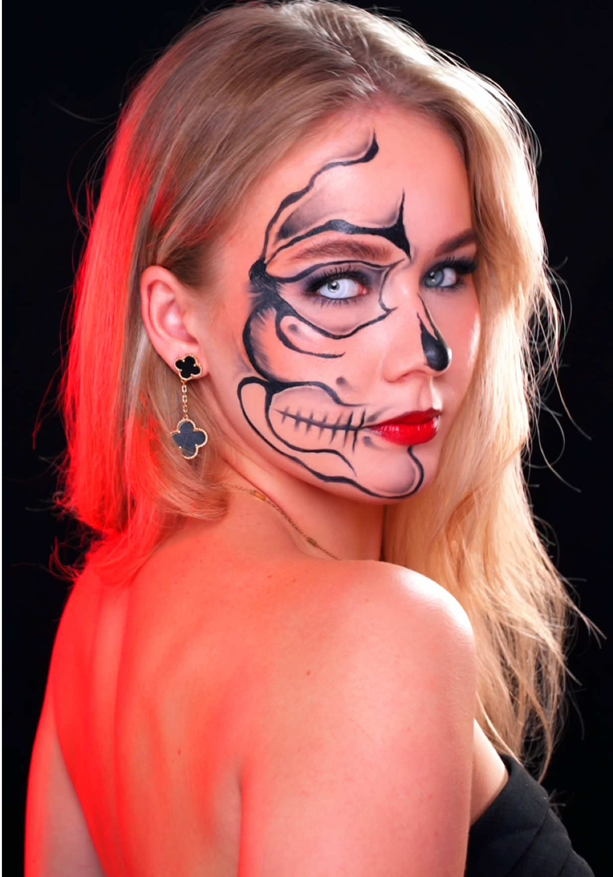 Easy Halloween makeup tutorial💀🖤 Such an unbeatable makeup costume 🙌🏻 IB: @Embla Wigum #skullmakeup #easymakeup #halloween #tutorial #transfomation 