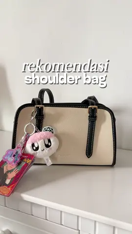 Modelnya timeless banget shoulder bag yang 1 ini, space nya juga besar, bawa banyak barang juga bisa, aku tambahin keyring biar makin cantik 😍 #fypシ #foryou #shoulderbag #taswanita 