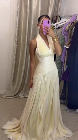 Robe disponible à la location chez almasdress_  #locationrobe #locationderobesoirée #locationrobe91 #locationderobe #locationrobeidf 