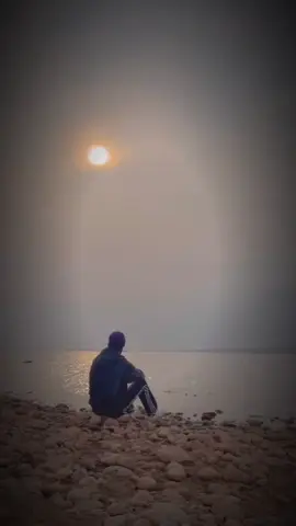 terjebak dalam amal tapi lupa  adab Terjebak dalam amal tetapi lupa adab berarti seseorang bisa saja sibuk beribadah atau beramal saleh, namun mengabaikan tata krama, etika, dan sikap yang seharusnya dijaga dalam beribadah dan berinteraksi. Adab dalam beribadah sangat penting karena ibadah tanpa adab bisa menimbulkan kesan sombong, tidak tulus, atau merendahkan orang lain.Pengertian dan Pentingnya Adab dalam IbadahAdab adalah tata krama atau etika yang harus dipenuhi selama beribadah agar ibadah itu menjadi sempurna dan diterima oleh Allah. Misalnya, dalam shalat, adab meliputi bersiap dengan wudhu yang benar, mengenakan pakaian yang bersih dan menutup aurat, khusyuk, dan menghindari kesibukan duniawi saat beribadah. Dalam amal lain seperti sedekah, adab termasuk memberikan dengan ikhlas tanpa menyakiti penerima atau menyombongkan diri.Dampak Lupa AdabOrang yang terjebak dalam amal tapi lupa adab seringkali merasa lebih dekat dengan Tuhan tetapi bisa saja memandang rendah sesama, atau menjadi sombong. Mereka mungkin lebih fokus pada jumlah amal daripada kualitas dan niatnya, bahkan bisa lupa menjaga hubungan baik dengan orang lain dan tak menghormati tuntunan agama secara keseluruhan.Cara Mengingatkan Diri Agar Tidak Lupa AdabSelalu memulai amal dengan niat ikhlas dan memperhatikan tata cara yang diajarkan agama.Mempelajari dan mengamalkan adab-adab dalam ibadah dan interaksi sosial yang sesuai syariat.Muhasabah diri secara rutin untuk mengevaluasi sikap dan perilaku dalam beribadah.Menghormati orang lain dan tidak merendahkan mereka dalam bentuk apapun.Menjaga konsentrasi dan fokus agar ibadah tidak hanya sekadar rutinitas tetapi penuh kekhusyukan dan kesadaran.Dengan mengingat dan menerapkan adab dalam amal, ibadah menjadi lebih bermakna dan diterima di sisi Allah serta membawa keberkahan dalam kehidupan sehari-hari.