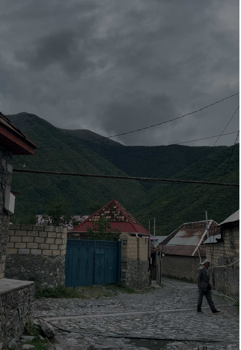 Daş evlər arasında…