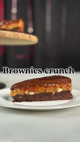 براونيز شوكولاتة غرقانة كراميل وغاناش ناعم بيبذوب الطعم تحفة، فخم ومريح كده يخليك مش عايز تشارك حد ولا لقمة😂😂 براونيز الفادج • ٧٦ جم زبدة • ١١٥ جم شوكولاتة داكنة • ١٣٠ جم سكر • ٩١ جم بيض • ٤٦ جم دقيق • ١٠ جم كاكاو بودرة • رشة ملح بحري ⸻ حشوة الكراميل • ١٥٢ جم كريمة خفق • ٦١ جم زبدة • ١ ½ ملعقة صغيرة معجون فانيليا • رشة ملح • ١٢٢ جم جلوكوز • ١٩٠ جم سكر • ٧٦ جم كورن فليكس • رشة ملح خشن ⸻ غاناش الشوكولاتة • ١١٥ جم شوكولاتة داكنة • ١١٥ جم كريمة خفق • ١٩ جم جلوكوز • ¾ ملعقة صغيرة قهوة سريعة الذوبان • رشة ملح ناعم Fudge Brownies • 76 g butter • 115 g dark chocolate • 130 g sugar • 91 g eggs • 46 g flour • 10 g cocoa powder • pinch of sea salt Caramel Filling • 152 g whipping cream • 61 g butter • 1 ½ tsp vanilla paste • pinch sea salt • 122 g glucose • 190 g sugar • 76 g cornflakes • Pinch of salt flakes Chocolate Ganache • 115 g dark chocolate • 115 g whipping cream • 19 g glucose • ¾ tsp instant espresso powder • Pinch of fine sea salt #براونيز #شوكولاتة #حلويات_فاخرة #brownies 